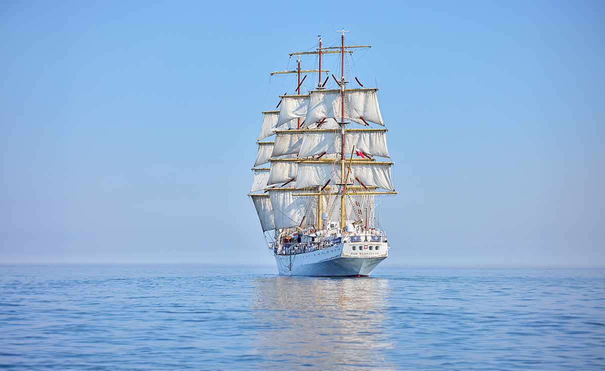 the Dar Młodzieży&nbsp;set off from the port in Gdynia on a voyage to the USA