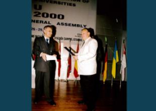 29.06.2000 - Istanbul, Turkey - Prof Bogumil Łączynski receives a certificate. confirming Gdynia Maritime Academy's IAMU membership since its establishment that same year