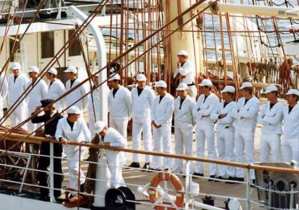 Crew of the Dar Młodzieży at Osaka 83