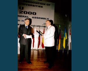 29.06.2000 - Istanbul, Turkey - Prof Bogumil Łączynski receives a certificate. confirming Gdynia Maritime Academy's IAMU membership since its establishment that same year