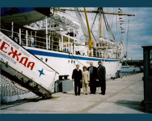 2005_the training ship “Nadzieżda” of the Russian University in Vladivostok, a sister ship of the “Dar Młodzieży”. From left to right: Władimir Łoginowski, Elena Kozłow, Prof B. Łączyński, Prof. A. Weintrit