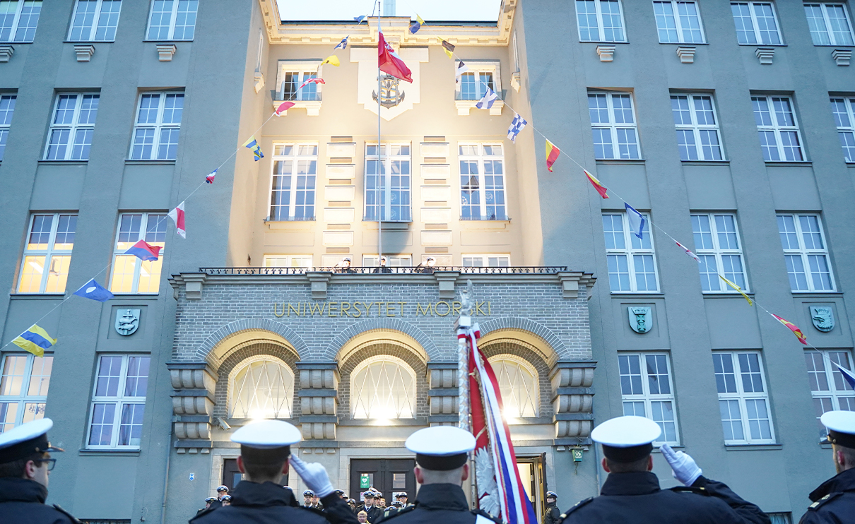 Podniesienie bandery na budynku UMG