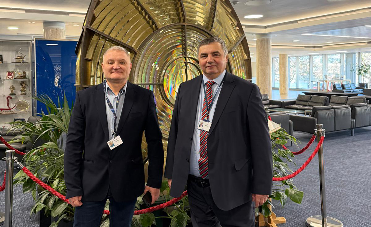 JM Rektor prof. dr hab. inż. kpt. ż.w. Adam Weintrit; Prodziekan ds. Morskich, Wsp&oacute;łpracy i Rozwoju Wydziału Nawigacyjnego dr inż. kpt. ż.w. Przemysław Wilczyński, prof. UMG &ndash; Wiceprzewodniczący Krajowej Sekcji HTW, Pełnomocnik Rektora Uniwersytetu Morskiego w Gdyni ds. STCW 