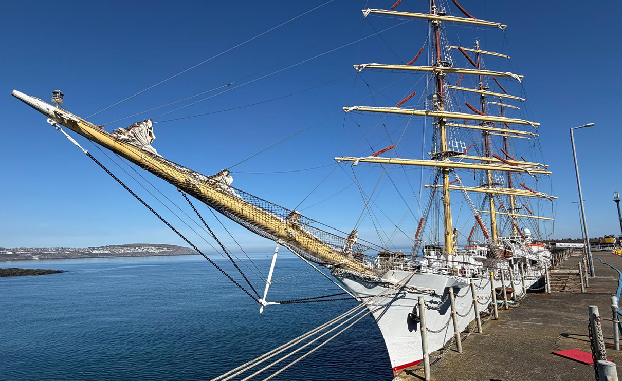 Dar Młodzieży cumuje w porcie Douglas
