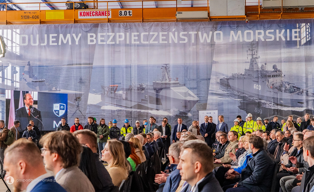 Uczestnicy uroczystości symbolicznego palenia pierwszych blach fregaty &bdquo;Huragan&rdquo;