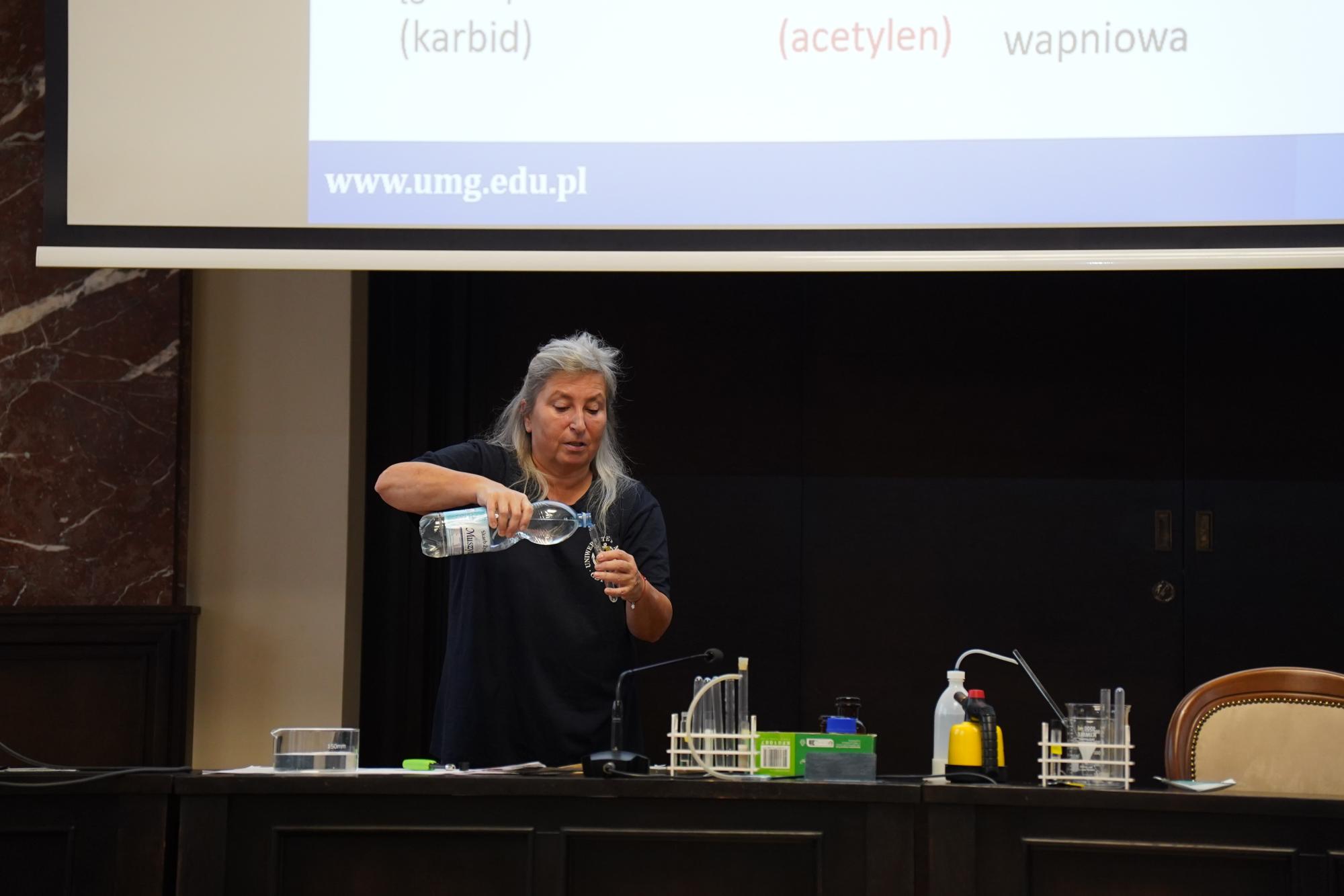 Prof. Bogalecka podczas pokazu doświadczenia chemicznego