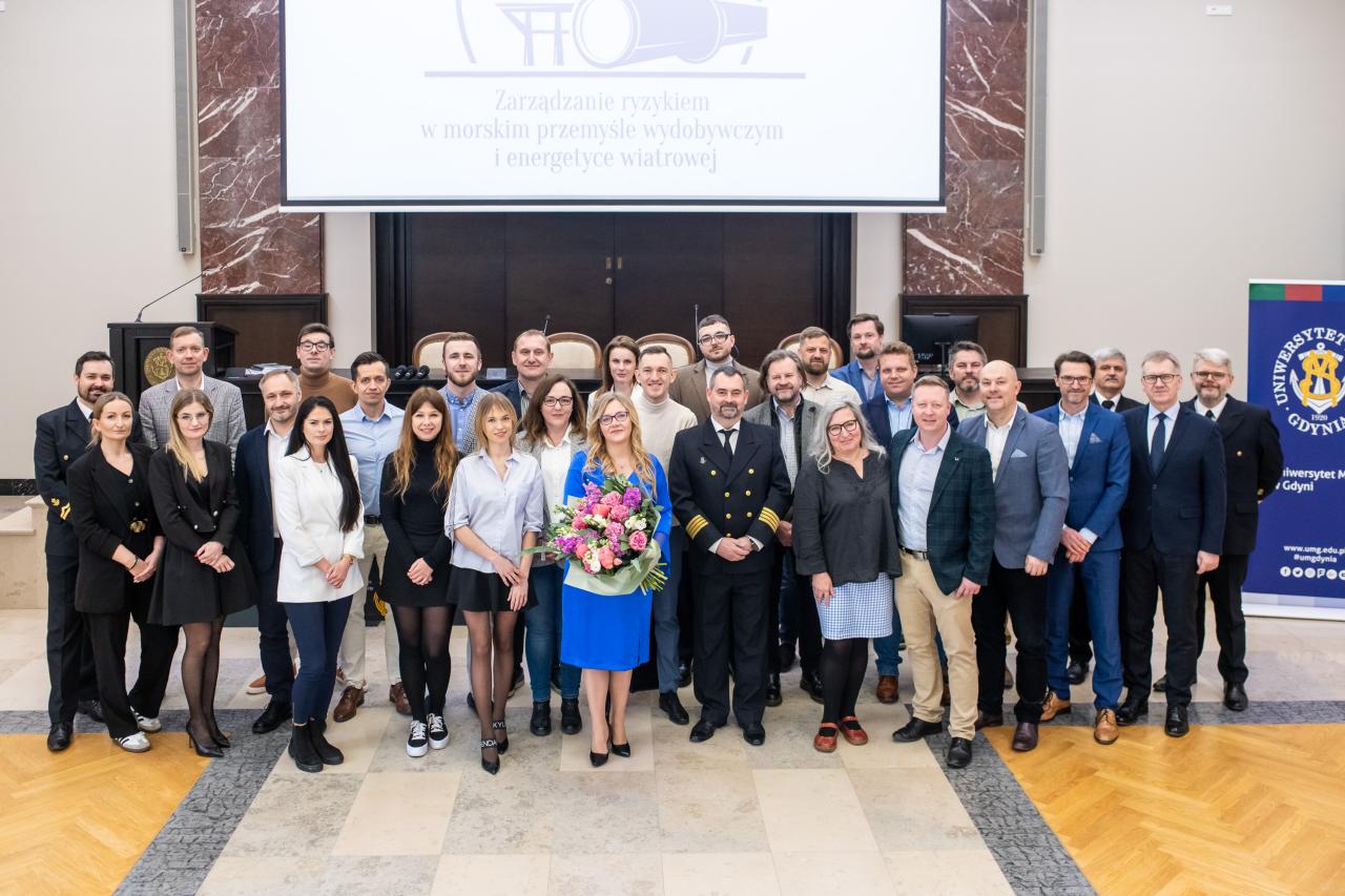 Absolwenci i wykładowcy studiów podyplomowych oraz przedstawiciele Władz UMG. fot. Maciej Czarniak Absolwenci i wykładowcy studiów podyplomowych oraz przedstawiciele Władz UMG. fot. Maciej Czarniak