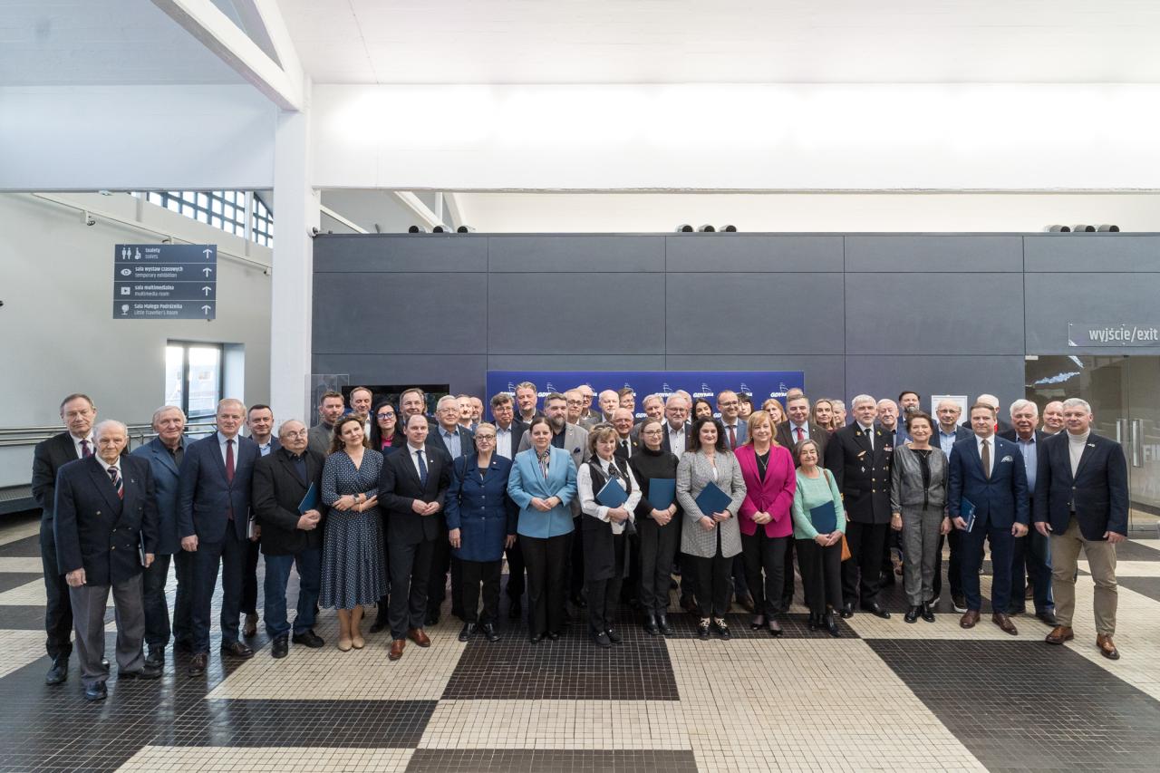 Zdjęcie grupowe z zebrania Komitetu Honorowego Obchodów 100-lecia Gdyni