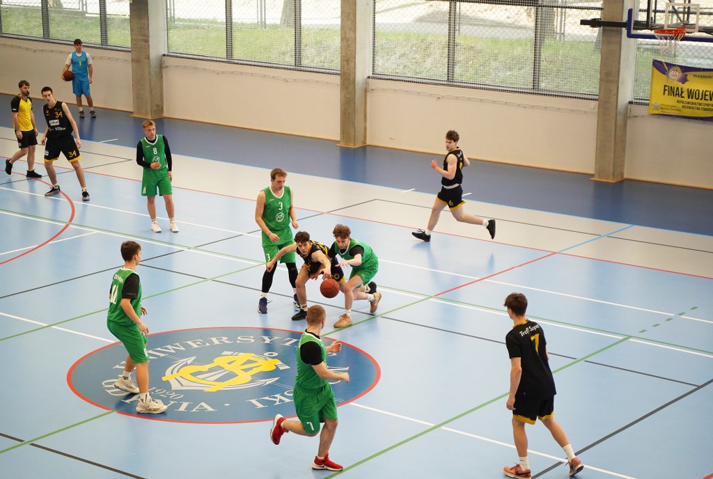 Finał wojewódzkiej Licealiady w hali sportowej CSiR UMG