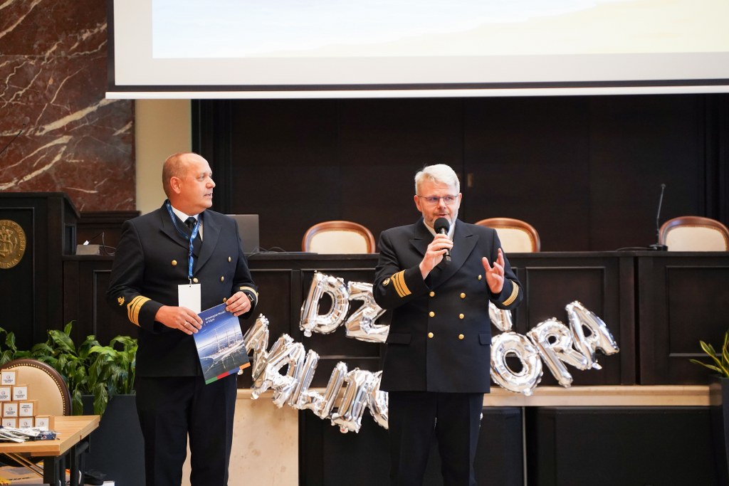 Prof. S. Guze i prof. T. Neumann przemawiają podczas otwarcie Dnia Nawigatora