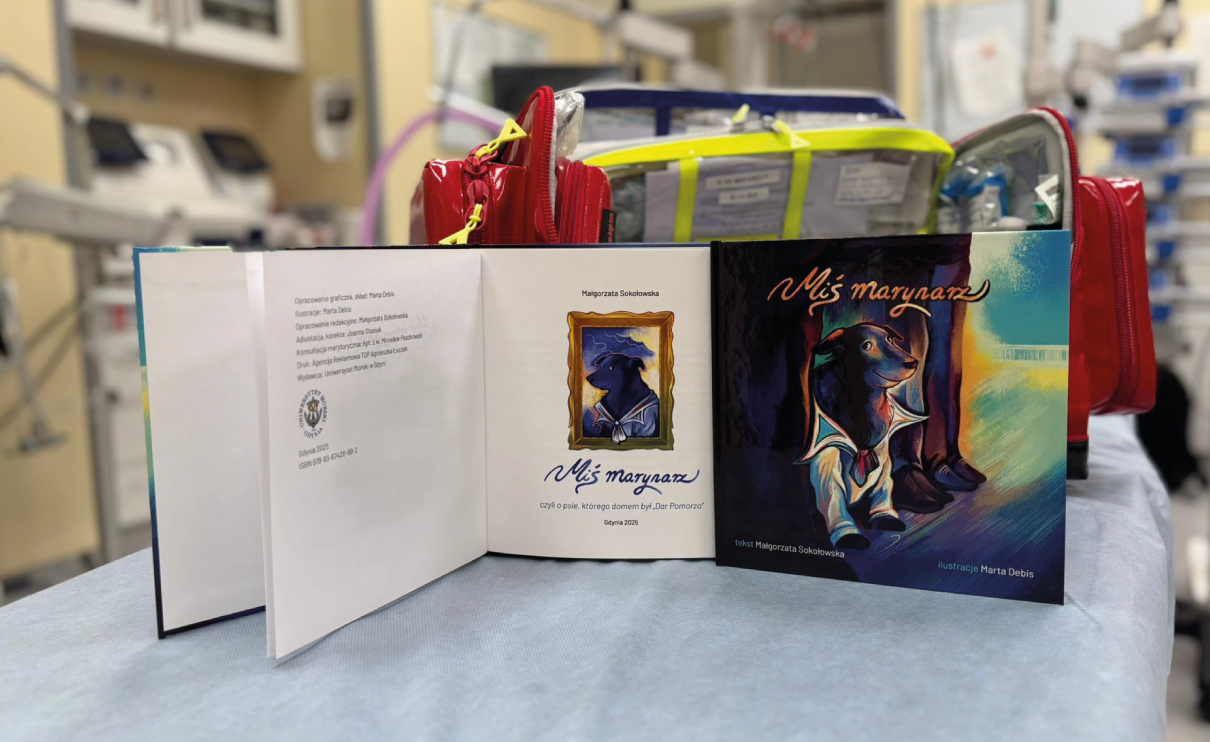 Okładka i wnętrze otwartej książeczki Miś marynarz