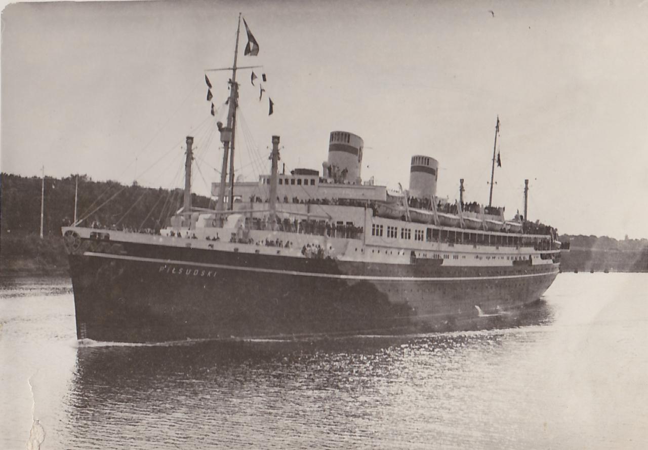 M/s \"Piłsudski\", 1935 r. Fot. z albumu w zbiorach Sali Tradycji. M/s \"Piłsudski\", 1935 r. Fot. z albumu w zbiorach Sali Tradycji.