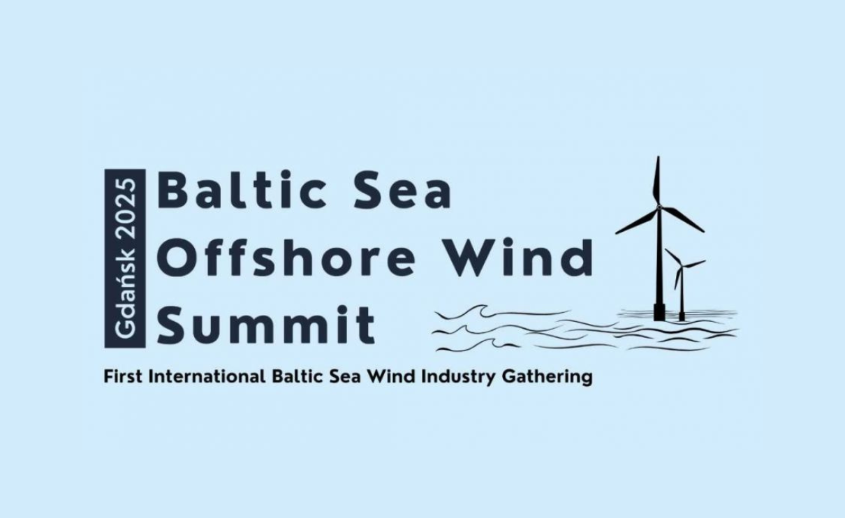 Plansza z tytułem konferencji Szczyt Morskiej Energetyki Wiatrowej Morza Bałtyckiego 2025