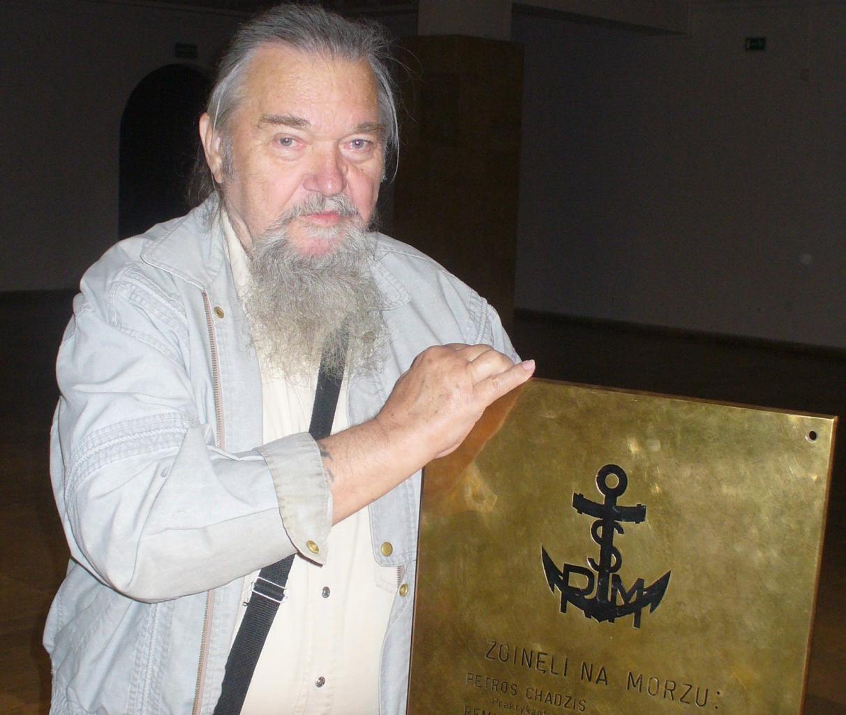 Witold Tarasiewicz z odzyskaną tablicą