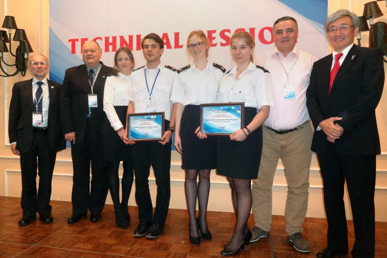 Moment wręczenia dyplomów za najlepsze prezentacje studenckie. Na zdjęciu stoją od lewej: Neil Bose – przewodniczący IAMU, prof. Bogumił Łączyński, Natalia Jarosik, Przemysław Dudzik, Aleksandra Góralczyk, Marta Wojtczak, prof. Adam Weintrit, Takeshi Nakazawa – sekretarz generalny IAMU.