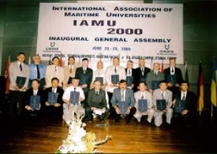 26-29.06.2000_Stambuł, Turcja_Przedstawiciele uczelni członkowskich IAMU na inauguracyjnym posiedzeniu Inaugural General Assembly_Uczestnicy trzymają dokumenty potwierdzające członkostwo wIAMU