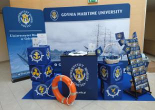zdjęcie przedstawia stoisko Uniwersytetu Morskiego w Gdyni