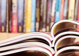 Otwarte publikacje leżące na stole