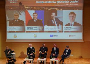 Rektorzy gdyńskich uczelni podczas debaty 19.02.2026
