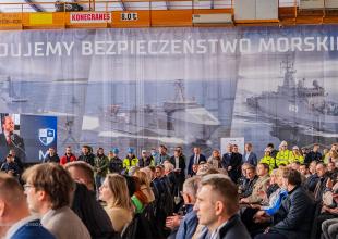 Uczestnicy uroczystości symbolicznego palenia pierwszych blach fregaty &bdquo;Huragan&rdquo;