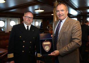 Komendant kpt. ż.w. Michał Sadowski z Premierem Wyspy Man Alfredem Cannanem. Fot. Piotr Kwieciński