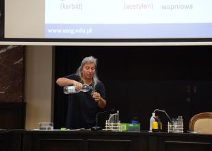 Prof. Bogalecka podczas pokazu doświadczenia chemicznego