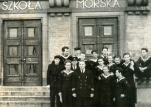 Przed główny wejściem do Szkoły, lata 50.