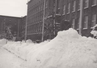 Sroga zima, budynek główny uczelni, 1978/1979.