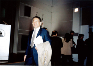 2004_Hishashi Yamamoto podczas uroczystości nadania mu tytułu Doktora Honoris Causa, Stambuł, Turcja