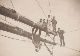 Uczniowie SM w Tczewie pozują na rejach dolnego i górnego marsla „Lwowa”, lata 20.