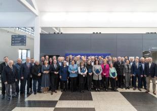 Zdjęcie grupowe z zebrania Komitetu Honorowego Obchodów 100-lecia Gdyni