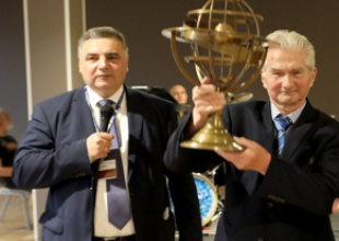 Moment wręczenia profesorowi Mirosławowi Jurdzińskiemu nagrody Hevelius Award podczas Konferencji TransNav, 12 czerwca 2019 w Gdyni fot. Cezary Spigarski, www.oficynamorska.pl