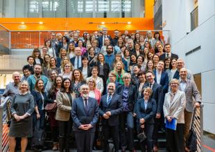 Zdjęcie grupowe. Alma w FarU - relacja z drugiego dnia spotkania. Fot. M. Jakubowski/Zespół Prasowy UG