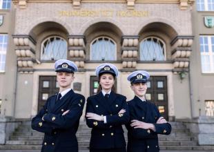 Studenci UMg na tle budynku uczelni