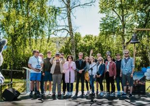 Zwycięska drużyna Wydziału Nawigacji z panią poseł Dorotą Arciszewską-Mielewczyk i JM Rektorem prof. Januszem Zarębskim. Fot. Radosław Czaja.