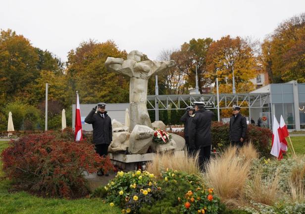 Złożenie kwiatów pod pomnikiem