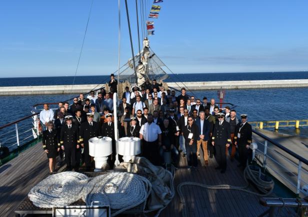 Uczestnicy konferencji na pokładzie Daru Młodzieży w czasie Welcome Party