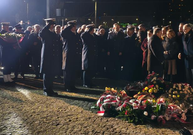 Złożenie kwiat&oacute;w pod pomnikiem Ofiar Grudnia 1970