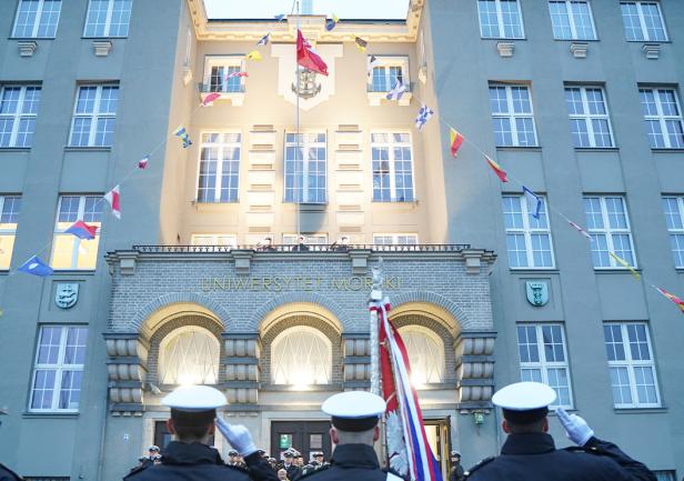 Podniesienie bandery na budynku UMG