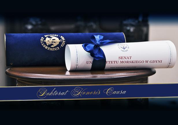 Dyplom DHC zwinięty w rolkę leżący na stoliku