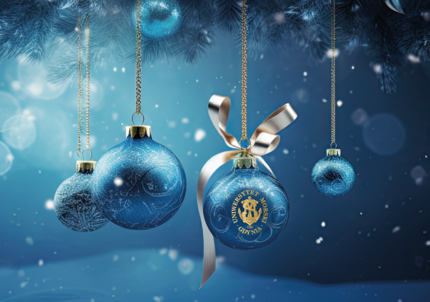 Niebieskie bombki wiszące na złotych nitkach