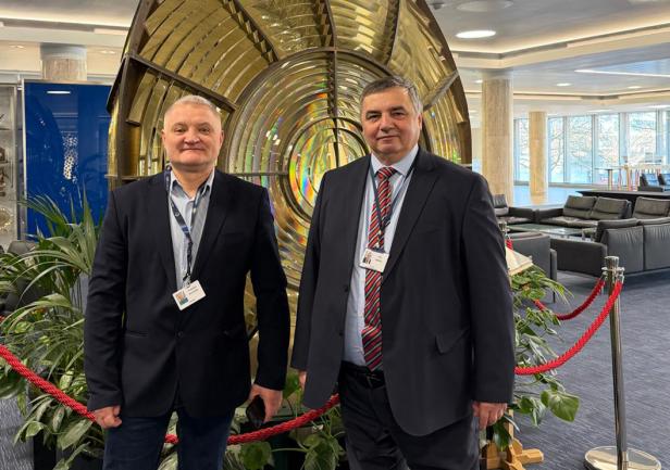 JM Rektor prof. dr hab. inż. kpt. ż.w. Adam Weintrit; Prodziekan ds. Morskich, Wsp&oacute;łpracy i Rozwoju Wydziału Nawigacyjnego dr inż. kpt. ż.w. Przemysław Wilczyński, prof. UMG &ndash; Wiceprzewodniczący Krajowej Sekcji HTW, Pełnomocnik Rektora Uniwersytetu Morskiego w Gdyni ds. STCW 