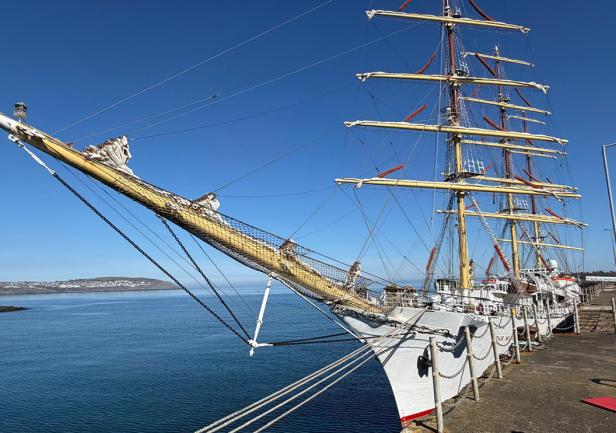 Dar Młodzieży cumuje w porcie Douglas