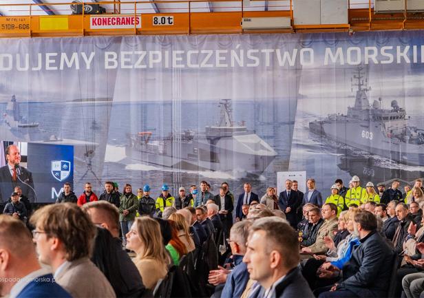 Uczestnicy uroczystości symbolicznego palenia pierwszych blach fregaty &bdquo;Huragan&rdquo;