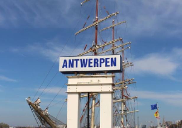 \"Dar Młodzieży\" w Antwerpii