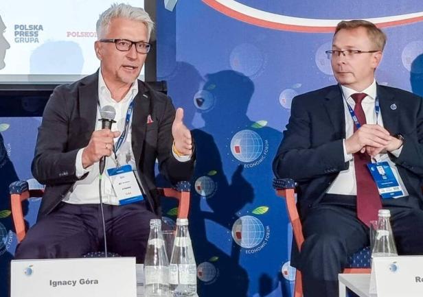 Dr inż. Ignacy Góra – prezes Urzędu Transportu Kolejowego, Roman Ożóg – dyrektor Departamentu Zarządzania Bezpieczeństwem w Lotnictwie Cywilnym w Urzędzie Lotnictwa Cywilnego. Fot. Urząd Transportu Kolejowego