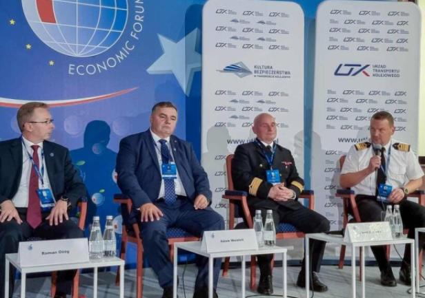 Roman Ożóg – dyrektor Departamentu Zarządzania Bezpieczeństwem w Lotnictwie Cywilnym w Urzędzie Lotnictwa Cywilnego, prof. Adam Weintrit – Rektor Uniwersytetu Morskiego w Gdyni, prof. Paweł Zalewski – dziekan Wydziału Nawigacyjnego Politechniki Morskiej w Szczecinie, Wojciech Zdanowicz – dyrektor Urzędu Morskiego w Szczecinie. Fot. Urząd Transportu Kolejowego