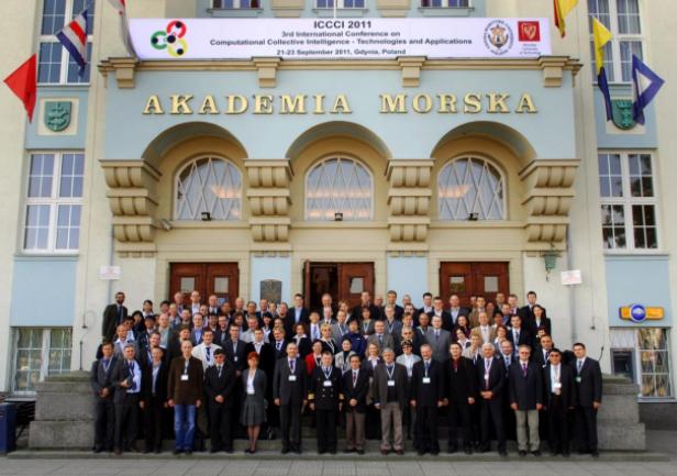 Uczestnicy konferencji ICCCi 2011 przed gmachem Uczelni