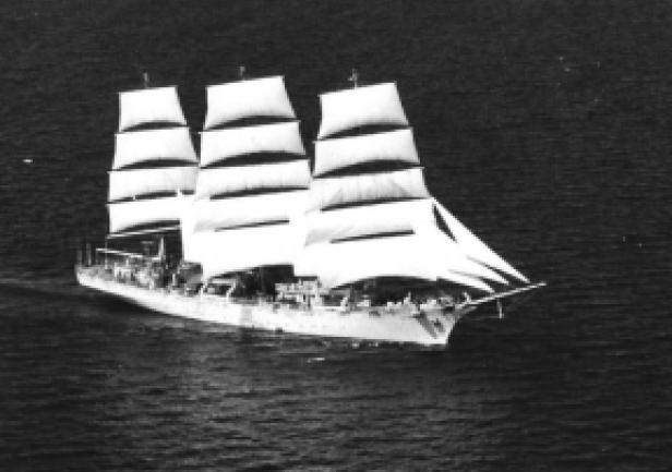 \"Dar Młodzieży\" podczas prób morskich - 1982 r. (fot. K. Kamiński)