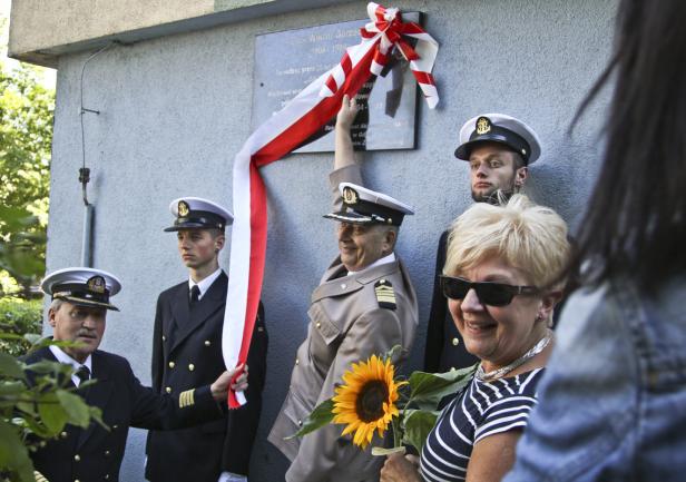 Rektor AMG, prof. Piotr Jędrzejowicz  i kpt.ż.w. Andrzej Królikowski odsłaniają tablicę, na pierwszym planie Joanna Grajter
